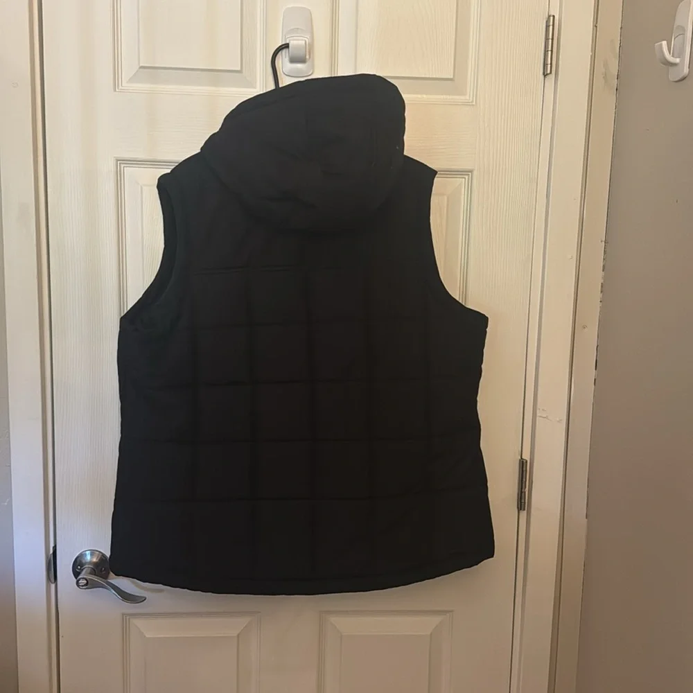 Women’s Eddie Bauer Black Puffer Vest Faux Fur Lined with Hood Size 2XL - Picture 4 of 4